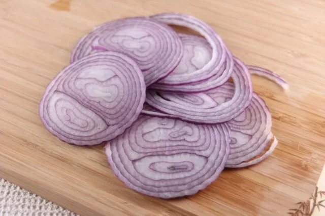 ସାବଧାନ! ଫ୍ରିଜ୍‌ରେ କଟା ପିଆଜ ରଖନ୍ତୁ ନାହିଁ! ଜାଣନ୍ତୁ କ’ଣ ଘଟିପାରେ ?