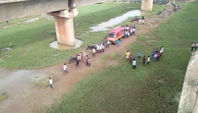 ପୋଲରୁ ମହାନଦୀକୁ ଖସିପଡ଼ିଥିଲା ୧୪ଚକିଆ ଟ୍ରକ୍‌, ୪୦ଫୁଟ ତଳେ ହେଲା ଠାବ