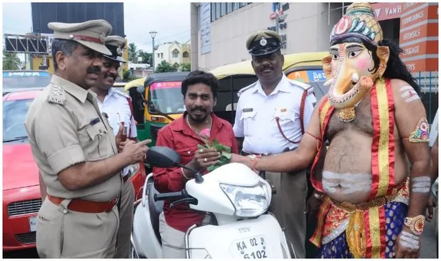 ଯମରାଜ ପରେ ଗଣେଶଙ୍କୁ ବାଛିଲା ବେଙ୍ଗାଲୁରୁ ପୁଲିସ୍‌; ରାସ୍ତାରେ ଲୋକଙ୍କୁ ଅଟକାଇ, ହେଲମେଟ ପିନ୍ଧାଇ ଦେଲା ସଚେତନ ବାର୍ତ୍ତା