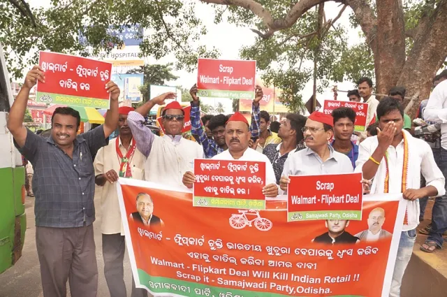 ୱାଲମାର୍ଟ-ଫ୍ଲିପ୍‌କାର୍ଟ ଚୁକ୍ତି ବାତିଲ୍‌ ଦାବିରେ ବିକ୍ଷୋଭ