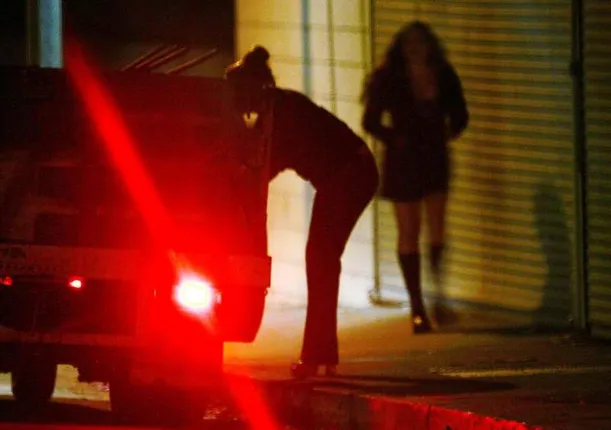 ରାଜଧାନୀର ଏହି ରାଜରାସ୍ତାରେ ପସରା ମେଲାନ୍ତି ପୁରୁଷ ଦେହଜୀବୀ! ଖର୍ଚ୍ଚ ମେଣ୍ଟାଇବା ଲାଗି ଦେହ ବ୍ୟବସାୟରେ ପଶିଛନ୍ତି ଛାତ୍ର