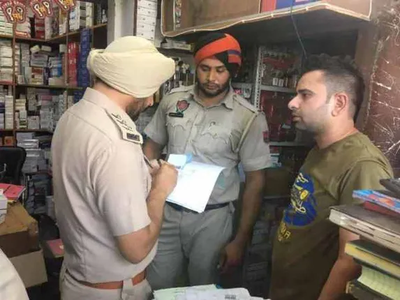 ଗାଡ଼ିରେ ‘ପ୍ରେସ୍‌’ ଷ୍ଟିକର ଲଗାଇ ନିଶା ଔଷଧ କାରବାର କରୁଥିଲେ ଯୁବକ, ସତ ସାମ୍ନାକୁ ଆସିବା ପରେ ଯୁବକକୁ ଗିରଫ କଲା ପୁଲିସ