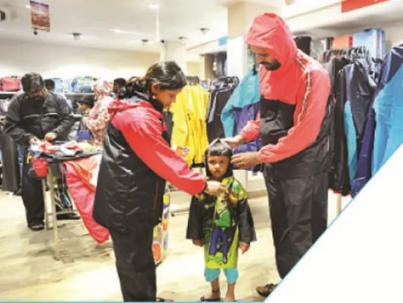 ମନ୍‌ସୁନ୍‌ ସପିଂ : ରେଡିୟମ୍‌ ରେନ୍‌କୋଟ, ବବି ପ୍ରିଣ୍ଟ୍‌ରୁ ମୋଟୁ ପତ୍‌ଲୁ ଛତା