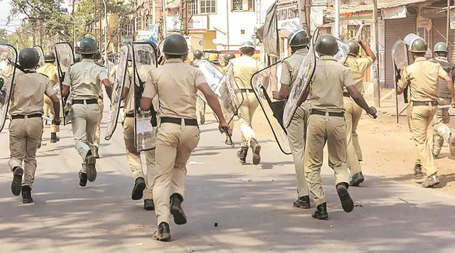 ପୁଲିସ ଓ ଲୋକଙ୍କ କବଳରୁ ବଞ୍ଚିବାକୁ ଶିକ୍ଷୟିତ୍ରୀଙ୍କ କଟାମୁଣ୍ଡ ଧରି ୫ କି.ମି. ଧାଇଁଲେ ଅଭିଯୁକ୍ତ