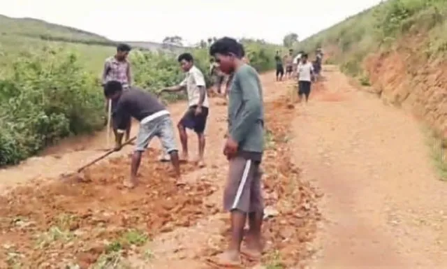 ଆମ୍ବୁଲାନ୍ସ ପାଇଁ ରାସ୍ତା ମରାମତି କଲେ ୩ଟି ଗ୍ରାମର ଗ୍ରାମବାସୀ