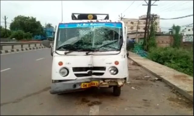 ସମ୍ବଲପୁର: ଜେସିବିରେ ପିଟିହୋଇ ଓଲଟିଲା ସ୍କୁଲ ଭ୍ୟାନ, ୫ ଛାତ୍ର ଗୁରୁତର