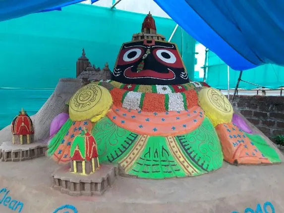 ରଥଯାତ୍ରା ଅବ୍ୟବହିତ ପୂର୍ବରୁ ‘ସ୍ୱଚ୍ଛ ପୁରୀ’ ବାର୍ତ୍ତା ନେଇ ପୁରୀ-କୋଣାର୍କ ରାସ୍ତାରେ ଶିଳ୍ପୀ ସୁଦାମ ପ୍ରଧାନଙ୍କ ଦ୍ୱାରା ନିର୍ମିତ ଶ୍ରୀଜଗନ୍ନାଥଙ୍କର ଏକ  ବାଲୁକା ମୂର୍ତ୍ତି