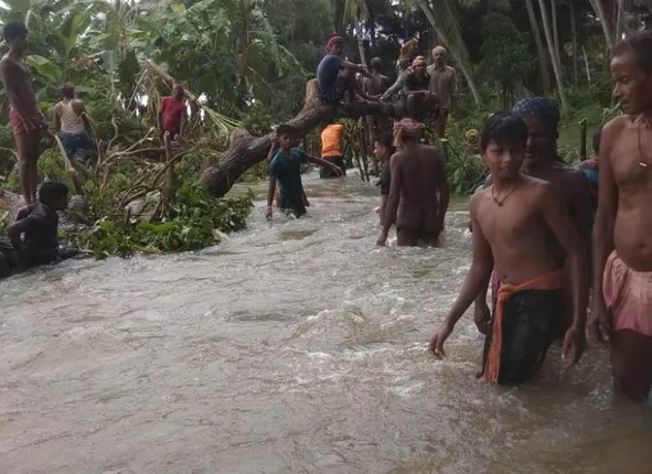 ୨୦୦ ଫୁଟ୍‌ ଘାଇ ସୃଷ୍ଟି ହୋଇ ୧୫ଟି ଗାଁରେ ପଶିଲା ପାଣି, ମରାମତି କଲେ ୨୫୦ ଜଣ ଲୋକ