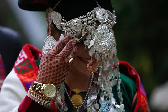 ଅଜବ ପରଂପରା: ଭାଇ ପାଇଁ ଭଉଣୀ ସାଜେ ବର!