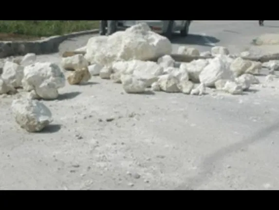 ରାସ୍ତା ମଝିରେ ପଥର ପକାଇ ଅବରୋଧ