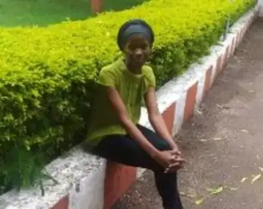 ଚଳନ୍ତା ଟ୍ରେନ୍‌ରୁ ଓହ୍ଲାଇବାକୁ ଉଦ୍ୟମ କରି ପଡ଼ି ଯାଇଥିବା ଆଫ୍ରିକୀୟ ଛାତ୍ରୀଙ୍କ ମୃତ୍ୟୁ