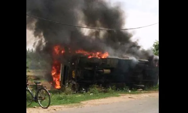 ବଲାଙ୍ଗୀର: ବାଇକକୁ ପଛରୁ ଧକ୍‌କା ଦେଲା ବସ, ଛାତ୍ରୀ ମୃତ, ବସରେ ନିଆଁ ଲଗାଇ ଦେଲେ ଲୋକେ