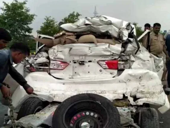 ଛିଡା ହୋଇଥିବା ଟ୍ରକ୍‌କୁ ଧକ୍କା ଦେଲା କାର, ନିମିଷକ ମଧ୍ୟରେ ଗୋଟିଏ ପରିବାରର ଚାରିଜଣଙ୍କ ମୃତ୍ୟୁ