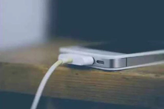 ଚାର୍ଜରେ ବସିଥିବା ଫୋନ୍‌ରେ କଥା କହିଲା ବେଳେ ବିଜୁଳି ଆଘାତ ଲାଗି ଜଣେ ମୃତ