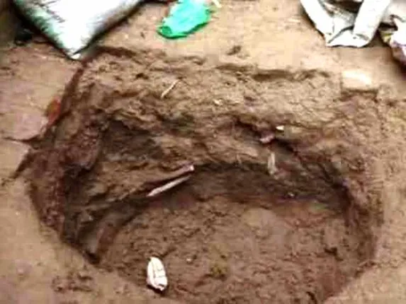 ସାବତ ମା,  ବାପା୫ ବର୍ଷ ଝିଅକୁ ଜିଅନ୍ତା ପୋତିଦେଲେ