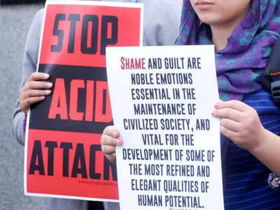 ସମ୍ପର୍କ ତୁଟାଇ ଦେବାରୁ ନାବାଳିକା ଉପରକୁ ଏସିଡ୍‌ ଫିଙ୍ଗିଲେ ସମଲିଙ୍ଗୀ ପ୍ରେମିକା