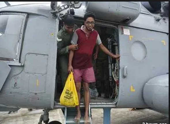 ଯୁବକଙ୍କ ହେଲିକପ୍ଟରରେ ଉଡ଼ିବା ନିଶା ଯୋଗୁଁ ଜଳବନ୍ଦୀରୁ ଉଦ୍ଧାର ହୋଇପାରିଲେ ନାହିଁ ମହିଳା ଓ ଶିଶୁ, ପାଣିରେ ପଡ଼ିଲା ବାୟୁସେନାର ଲକ୍ଷେ ଟଙ୍କା