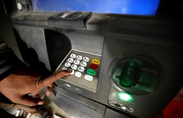 ଏଟିଏମ୍‌କୁ ୧୦୦ଟଙ୍କା ବାହାର କରିବାକୁ ଯାଇଥିଲେ, ବାହାରିଲା ୮ଲକ୍ଷରୁ ଊର୍ଦ୍ଧ୍ୱ ଟଙ୍କା