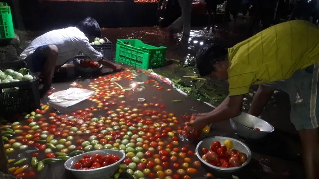 ବାଳକାଟି ହାଟରେ ଭାସିଲା ପରିବା