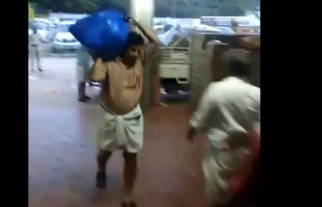 କେରଳ ମନ୍ତ୍ରୀଙ୍କ ବାହୁବଲୀ ଅବତାର, ବନ୍ୟା ପ୍ରପୀଡ଼ିତଙ୍କ ପାଇଁ କାନ୍ଧରେ ବୋହିଲେ ରିଲିଫ୍‌ ସାମଗ୍ରୀ