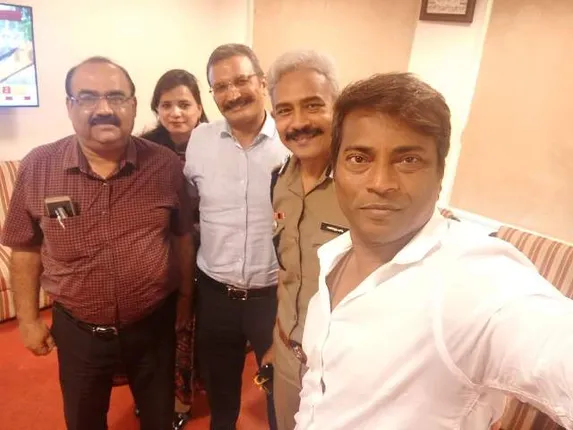 ପାଟଣାଗଡ଼ ପାର୍ସଲ ବୋମା ବିସ୍ଫୋରଣ ଘଟଣା : ଅରୁଣ ବୋଥ୍ରାଙ୍କୁ ଭେଟିଲେ ବଲିଉଡ୍‌ ଅଭିନେତା