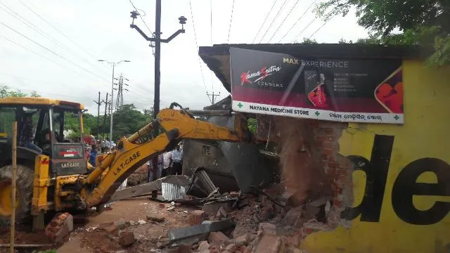 ଜୟଦେବ ବିହାର ନନ୍ଦନକାନନ ସମାନ୍ତରାଳ ରାସ୍ତା ପାଇଁ ଉଚ୍ଛେଦ : ଭଙ୍ଗା ହେଲା ୧୭ଘର, ୨୭ ଦୋକାନ