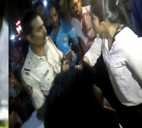 ନିଶାସକ୍ତ ଯୁବତୀଙ୍କ ଉନ୍ମତ୍ତକାଣ୍ଡ, ପୁଲିସକୁ ଠେଲାପେଲା