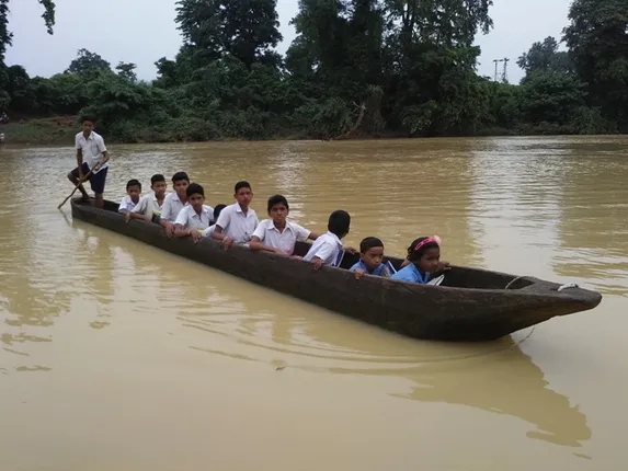 ପାଠପଢ଼ା ପାଇଁ ଜୀବନ ବାଜି : କେନ୍ଦୁଝର ଜିଲ୍ଲା ତେଲକୋଇ ବ୍ଲକ କରଦାଙ୍ଗି ପଞ୍ଚାୟତରେ ଉଚ୍ଛୁଳା ସମାକୋଇ ନଦୀରେ ହୁଲି ଡଙ୍ଗାରେ ସ୍କୁଲ ଯାଉଛନ୍ତି ଛାତ୍ରଛାତ୍ରୀ।