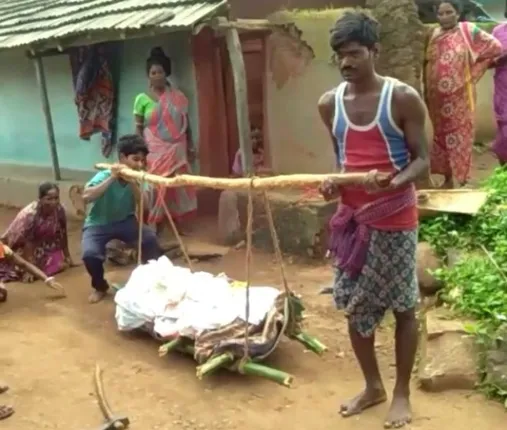 ମିଳିଲାନି ଚାରି କାନ୍ଧ : ଭାରରେ ବୋହି ଶ୍ମଶାନକୁ ନେଲେ