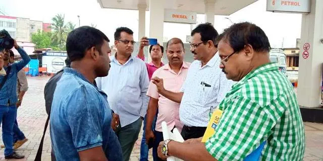 ଟିଟୋ ଲିଙ୍କ୍‌ରେ ଚଢ଼ାଉ : ତହସିଲ୍‌, ପୌର କାର୍ଯ୍ୟାଳୟରେ ଛାନ୍‌ଭିନ୍‌, ପତ୍ନୀଙ୍କ ନାଁରେ ଥିବା ପେଟ୍ରୋଲ୍‌ ପମ୍ପ୍‌ରେ ମାପଚୁପ