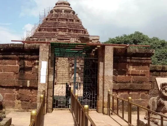 ପ୍ରବେଶ ଶୁଳ୍କ ବୃଦ୍ଧିକୁ ନେଇ ହୋ’ହଲ୍ଲା : ଘଣ୍ଟାଏ ବନ୍ଦ ରହିଲା ସୂର୍ଯ୍ୟମନ୍ଦିର ଫାଟକ, ବିରୋଧ ଯୋଗୁଁ ବର୍ଧିତ ଶୁଳ୍କ ଆଦାୟ ସ୍ଥଗିତ