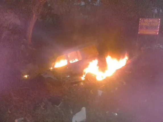 କଟକ: ଆରଟିଓ ଅଫିସ ସାମ୍ନାରେ ଲଙ୍କାକାଣ୍ଡ, ପୁଲିସ ଭ୍ୟାନ୍‌ରେ ନିଅାଁ ଲଗାଇଲେ ଦୁର୍ବୃତ୍ତ