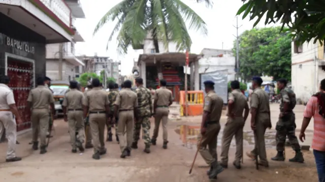 ପୁଲିସ ଉପସ୍ଥିତିରେ ମହାଭାରତ : ଖଣ୍ଡା ଧରି ଦୁଇ ସାହି ମୁହାଁମୁହିଁ, ୫ ଆହତ, ପୁଲିସର ଫ୍ଲାଗ୍‌ମାର୍ଚ୍ଚ, ୧୪୪ ଧାରା ଜାରି