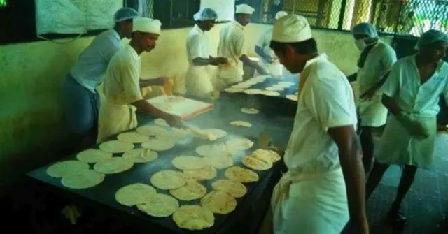 କେରଳ ବନ୍ୟା ଦୁର୍ଗତଙ୍କୁ ଦୈନିକ ୫୦ ହଜାର ରୁଟି ଯୋଗାଉଛନ୍ତି ଥିରୁବନନ୍ତପୁରମ କେନ୍ଦ୍ରୀୟ କାରାଗାରର କଏଦୀ