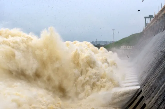 ଉପର ମୁଣ୍ଡରେ ଲଗାଣ ବର୍ଷା : ଖୋଲିଲା ହୀରାକୁଦର ୮ ଗେଟ୍