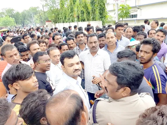 ଟ୍ରକ୍‌ ଚାପାରେ କଲେଜ ଛାତ୍ରୀ ମୃତ : ଶବ ରଖି ୪ଘଣ୍ଟା ଏନ୍‌ଏଚ୍‌ ଅବରୋଧ, ବାଇପାସ ରାସ୍ତା ଦାବି ତେଜିଲା, ୯ ଓ ୧୦ରେ ବଲାଙ୍ଗୀର ବନ୍ଦ