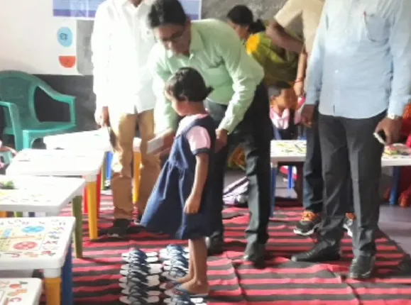 ଅଙ୍ଗନବାଡି ପିଲାଙ୍କୁ ନିଜ ହାତରେ ଜୋତା ପିନ୍ଧାଇଲେ ସୁନ୍ଦରଗଡ ଜିଲ୍ଲାପାଳ; ସବୁଦିନ ଜୋତା ପିନ୍ଧି ଆସିବାକୁ ପରାମର୍ଶ ଦେଲେ