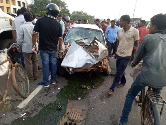 ରାଜଧାନୀରେ ମଜାମସ୍ତି: ମିନିଟ୍ରକ୍‌କୁ ପଛରୁ ଧକ୍କା ଦେଇ ଅଲ୍ଟୋ କ୍ଷତିଗ୍ରସ୍ତ, ୨ ଆହତ