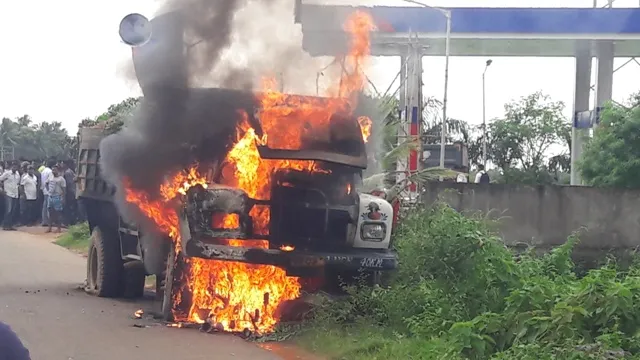 ଦୁର୍ଘଟଣାରେ ଶିକ୍ଷୟିତ୍ରୀ ମୃତ୍ୟୁକୁ ନେଇ ତୁମୁଳକାଣ୍ଡ : ଟ୍ରକ୍‌ ଜାଳିଦେଲେ ଉତ୍ତ୍ୟକ୍ତ ଲୋକେ, ଚାଳକକୁ ଉଦ୍ଧାର କରିବା ପାଇଁ ପୁଲିସର ଲାଠିଚାର୍ଜ