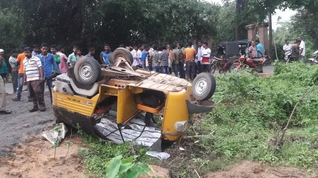 ଟୁରିଷ୍ଟ ବସ୍‌ ଧକ୍କାରେ ଓଲଟିଲା ଅଟୋ, ୫ ଆହତ