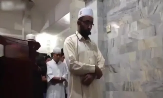 ଭୂମିକମ୍ପରେ ଥରି ଉଠିଲା ପୃଥିବୀ, କିନ୍ତୁ ନମାଜ ପଢ଼ି ଚାଲିଥିଲେ ମୌଲବୀ ! ଦେଖନ୍ତୁ କିପରି ଥିଲା ଦୃଶ୍ୟ