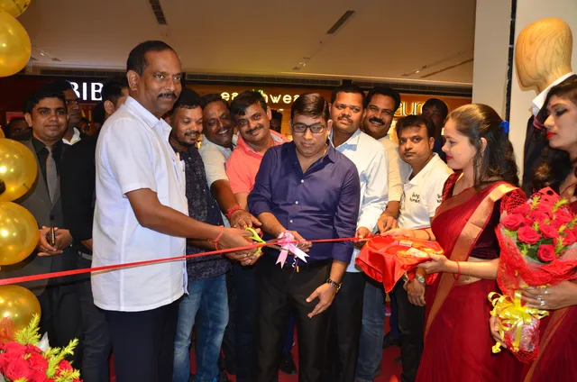 ବ୍ଲାକ୍‌ବେରିର ତୃତୀୟ ଷ୍ଟୋର୍‌ ଉଦ୍‌ଘାଟିତ