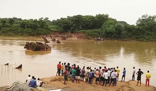 ହଳଦିଆ ଫେରିଘାଟରେ ଅଘଟଣ: ବୁଡ଼ିଗଲା ଡଙ୍ଗା, ନାଉରିଆ ନିଖୋଜ; ୩୦ ଯାତ୍ରୀ ଅଳ୍ପକେ ବର୍ତ୍ତିଲେ