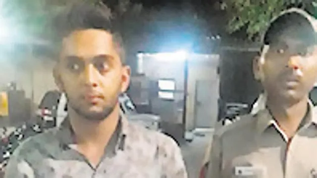 ପ୍ରେମିକାକୁ ମହଙ୍ଗା ଉପହାର ଦେବା ପାଇଁ ଡେଲିଭରି ବଏକୁ ଠକିଲେ ପ୍ରେମିକ, ୬୭ହଜାର ଟଙ୍କାର ଘଣ୍ଟା ନେଇ ଟଙ୍କା ଆଣିବାକୁ ଯାଇ ଫେରିଲେ ନାହିଁ