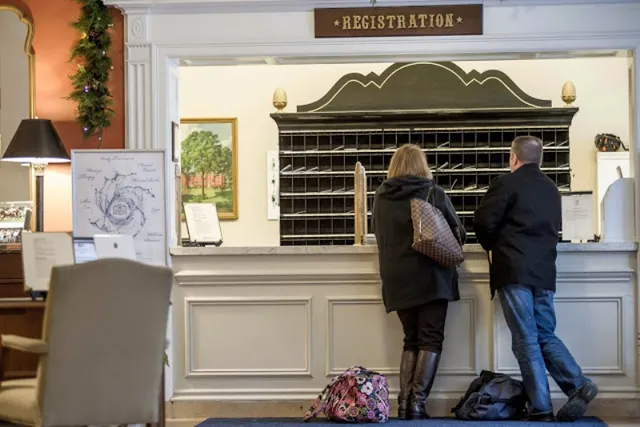 ଏହି ହୋଟେଲରେ ବିବାହିତ ହୋଇ ପ୍ରବେଶ କରନ୍ତି ଦମ୍ପତି, ଚେକ୍‌ ଆଉଟ୍‌ କରିବା ବେଳକୁ ହୋଇଯାଏ ଛାଡ଼ପତ୍ର