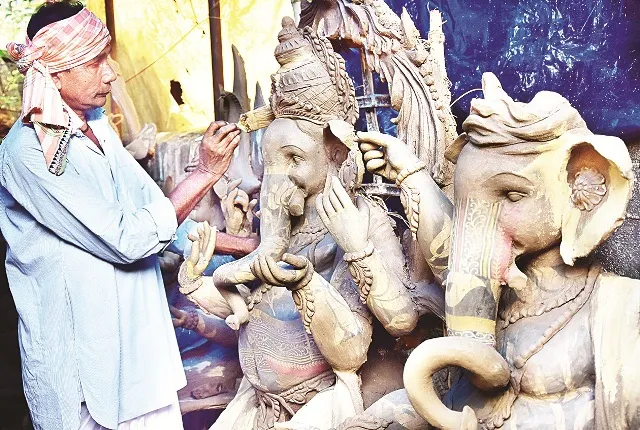 ବିଘ୍ନରାଜଙ୍କ ମୃଣ୍ମୟ ପ୍ରତିମା ଗଢ଼ିବାରେ ନିମଗ୍ନ ଶିଳ୍ପୀ