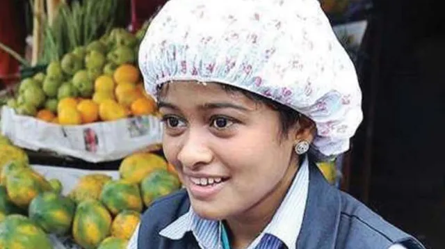 ବନ୍ୟା ରିଲିଫ୍‌ ପାଣ୍ଠିକୁ ୧. ୫ ଲକ୍ଷ ଟଙ୍କା ଦେଲେ ମାଛ ବିକି ସୋସିଆଲ୍‌ ମିଡିଆରେ ସମାଲୋଚିତ କେରଳୀ କଲେଜ ଝିଅ