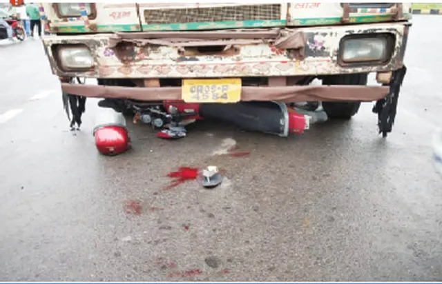 ବାଇକ୍‌ ଆରୋହୀଙ୍କୁ ଘୋଷାରି ନେଲା ଟ୍ରକ୍‌