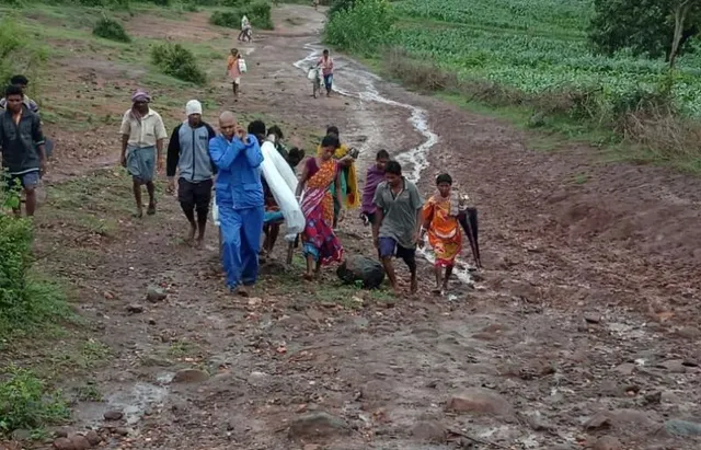 ନବରଙ୍ଗପୁର: ଦୟନୀୟ ଅବସ୍ଥାରେ ୨ କିଲୋମିଟର ଖଟିଆରେ ବୁହାହେଲେ ପ୍ରସୂତୀ