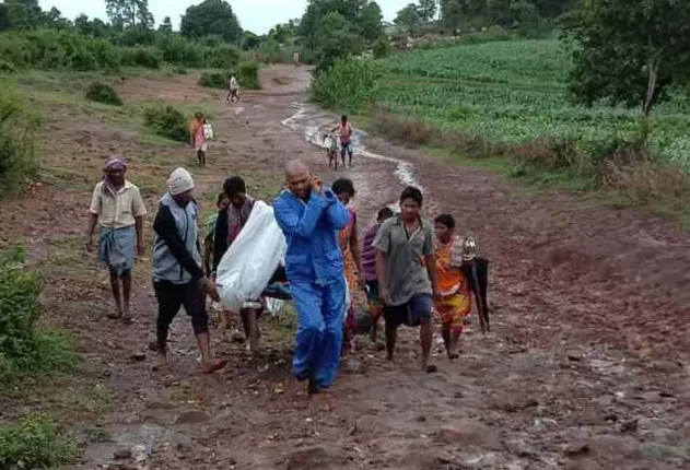 ଗାଁକୁ ରାସ୍ତା ନାହିଁ, ଖଟିଆରେ ବୁହାହେଲେ ପ୍ରସୂତି, ଚଟାଣରେ ଚିକିତ୍ସା